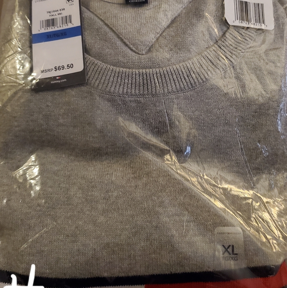 Brand new men's Tommy Hilfiger  sweater size xl